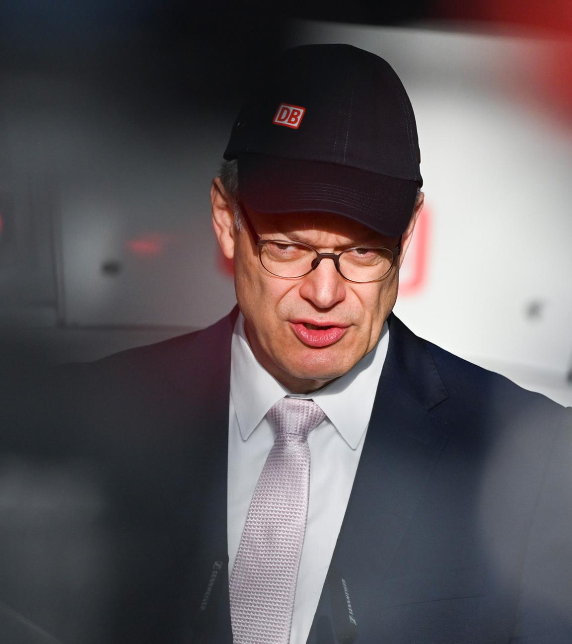 Patrick Schnieder (CDU) stellt das Sofortprogramm für mehr Komfort im Fernverkehr im ICE Betriebswerk Berlin-Rummelsburg vor. (Archiv)