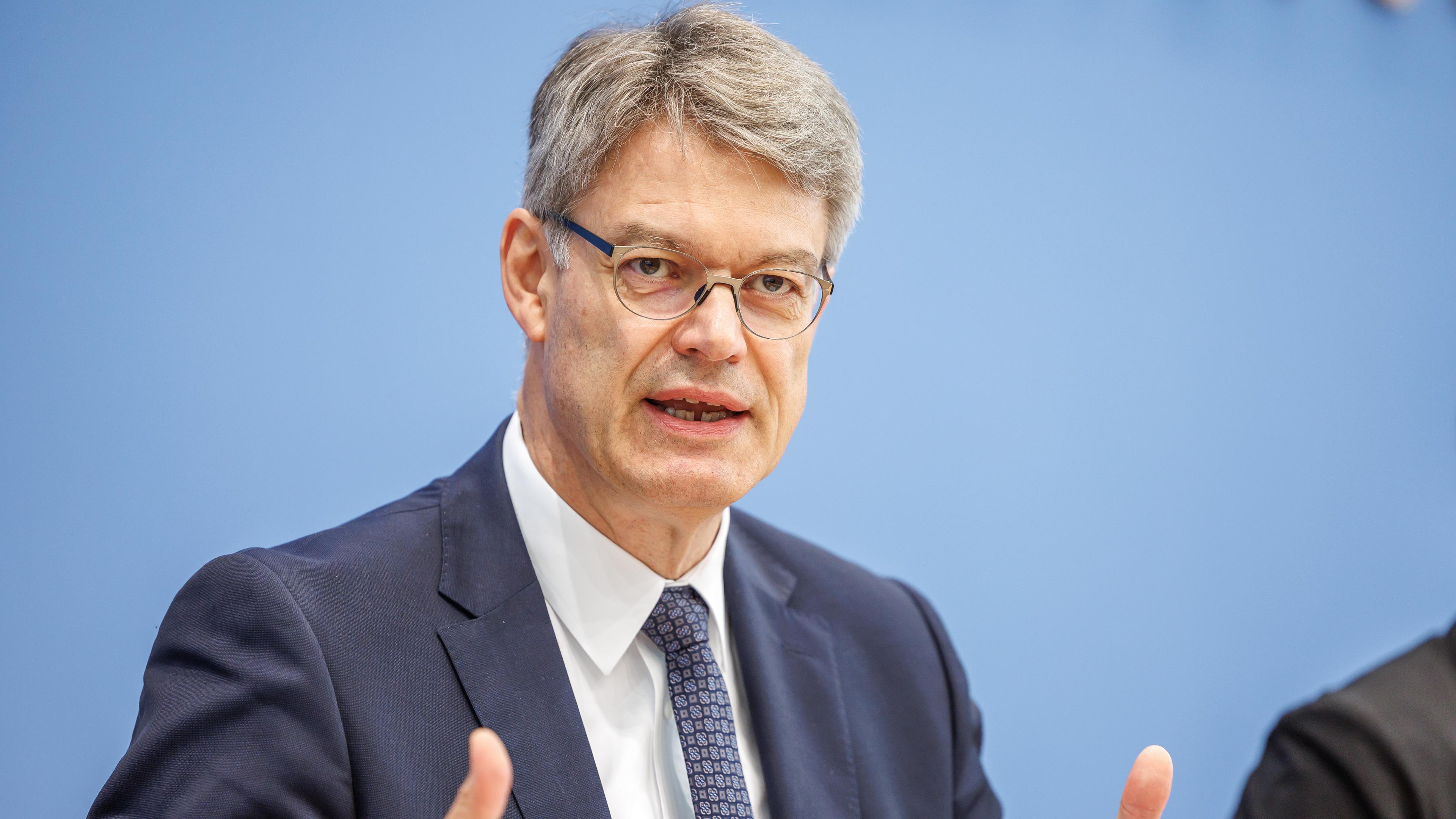 Bundesverkehrsminister Patrick Schnieder (CDU) spricht bei der Vorstellung der neuen Bahn-Strategie.
