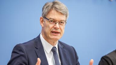 Bundesverkehrsminister Patrick Schnieder (CDU) spricht bei der Vorstellung der neuen Bahn-Strategie.