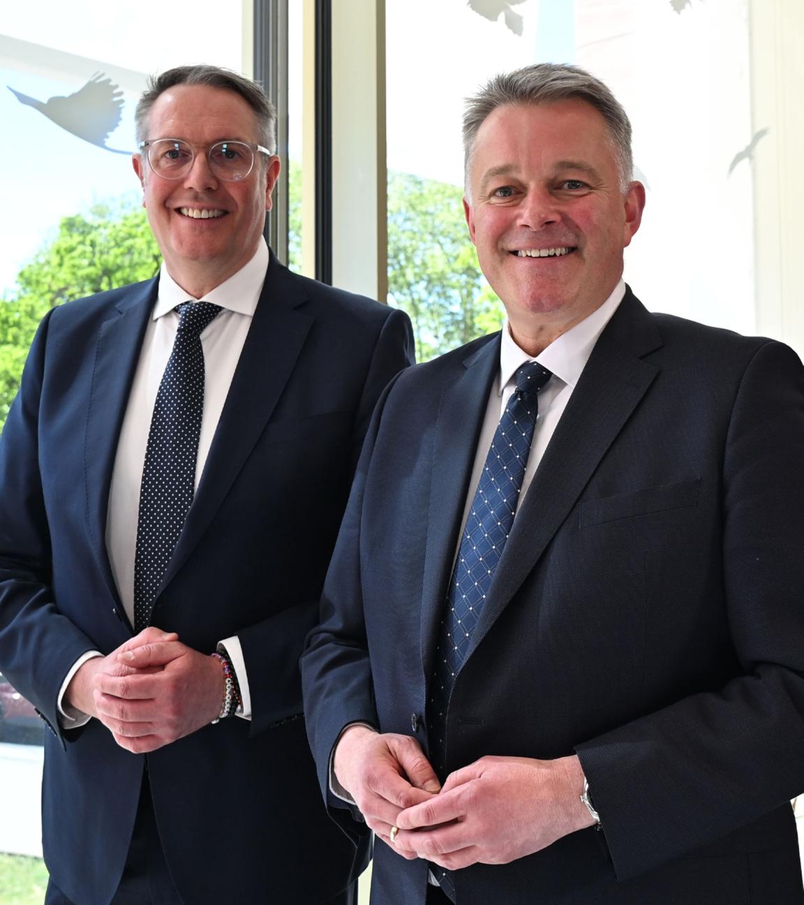 Der rheinland-pfälzische Ministerpräsident Alexander Schweitzer (links) und sein Nachfolger Gordon Schnieder (rechts) stellten am 30. April den Koalitionsvertrag in Mainz vor.