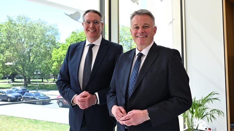 Der rheinland-pfälzische Ministerpräsident Alexander Schweitzer (links) und sein Nachfolger Gordon Schnieder (rechts) stellten am 30. April den Koalitionsvertrag in Mainz vor.