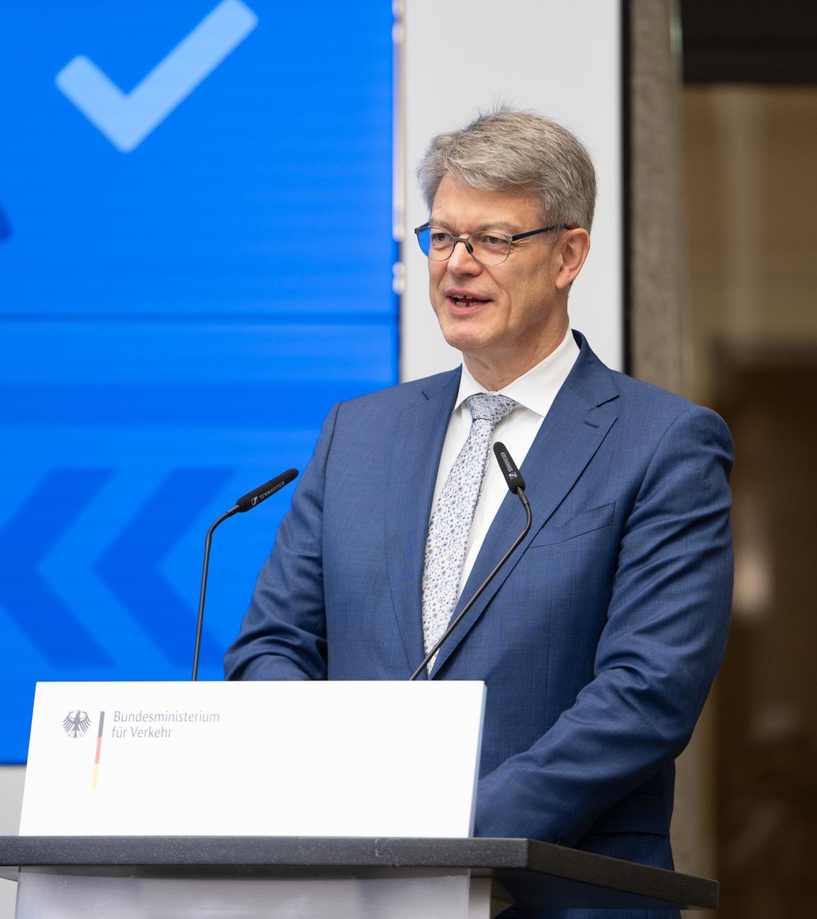 Patrick Schnieder (CDU), Bundesminister für Verkehr, spricht bei einer Pressekonferenz.