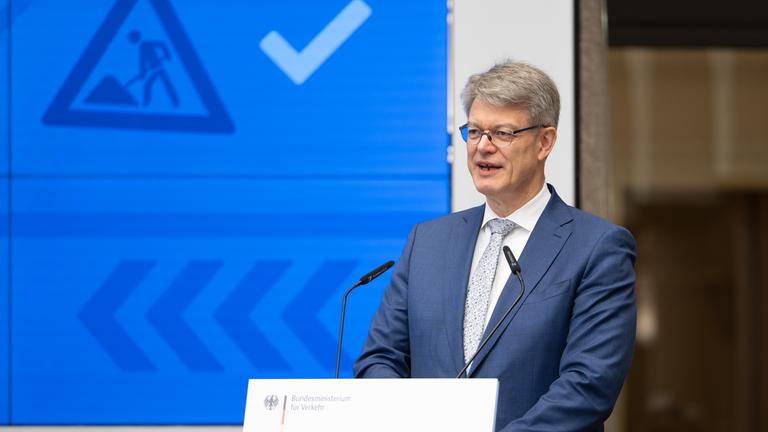 Patrick Schnieder (CDU), Bundesminister für Verkehr, spricht bei einer Pressekonferenz.