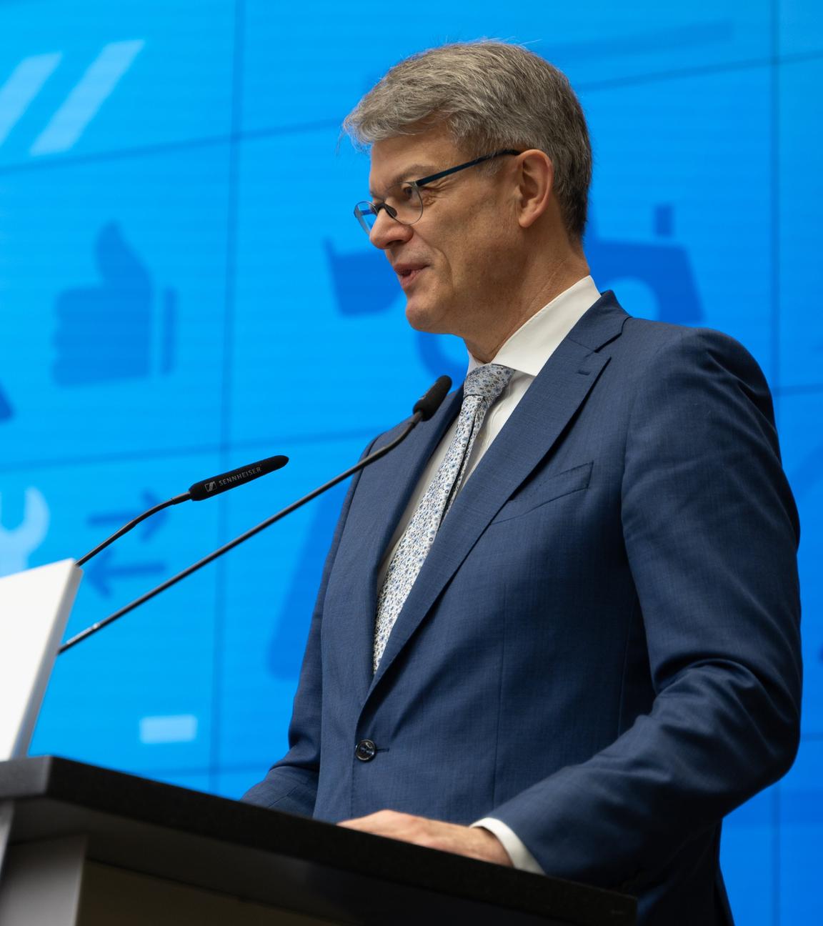  Patrick Schnieder (CDU), Bundesminister für Verkehr, spricht bei einer Pressekonferenz.