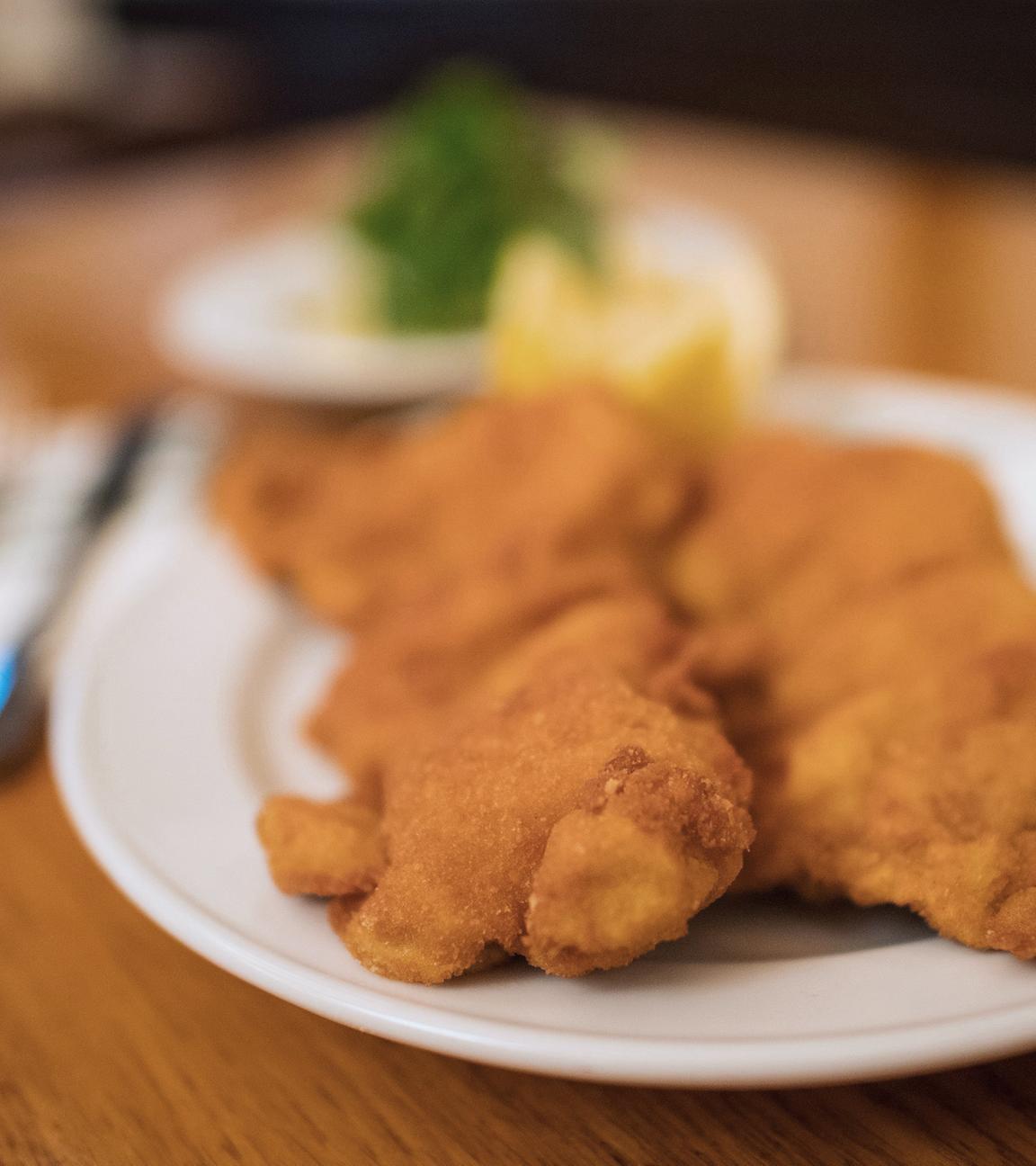 Zwei Wiener Schnitzel werden in einem Restaurant serviert