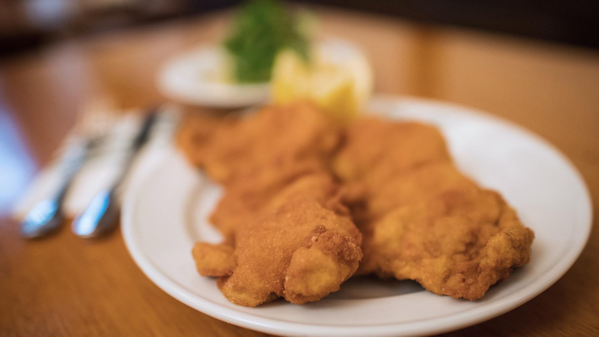Zwei Wiener Schnitzel werden in einem Restaurant serviert