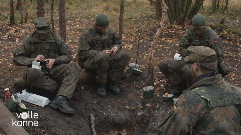 Soldaten füllen Munition in Gewehre