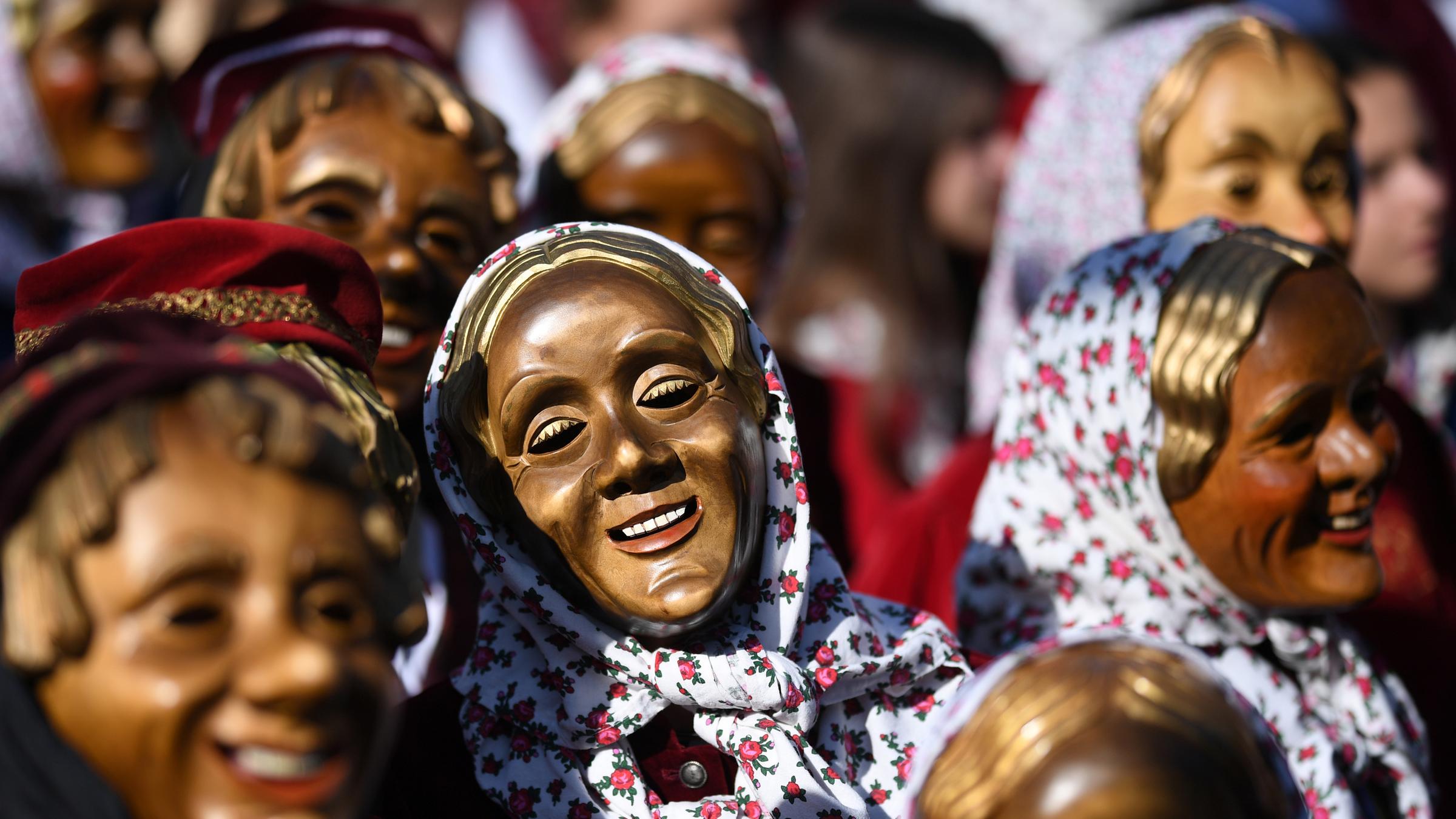 Die Staufener "Schnurrewiber" beim Sturm auf das Rathaus am"Schmotzige Dunschtig" (Schmutziger Donnerstag).