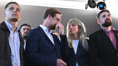 CDU-Anhänger reagieren auf die Prognose zur Landtagswahl in Mecklenburg-Vorpommern bei der Wahlparty im Tanzstudio Schlebusch