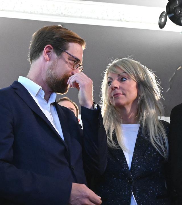 CDU-Anhänger reagieren auf die Prognose zur Landtagswahl in Mecklenburg-Vorpommern bei der Wahlparty im Tanzstudio Schlebusch