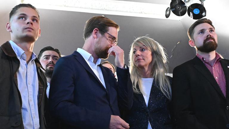 CDU-Anhänger reagieren auf die Prognose zur Landtagswahl in Mecklenburg-Vorpommern bei der Wahlparty im Tanzstudio Schlebusch