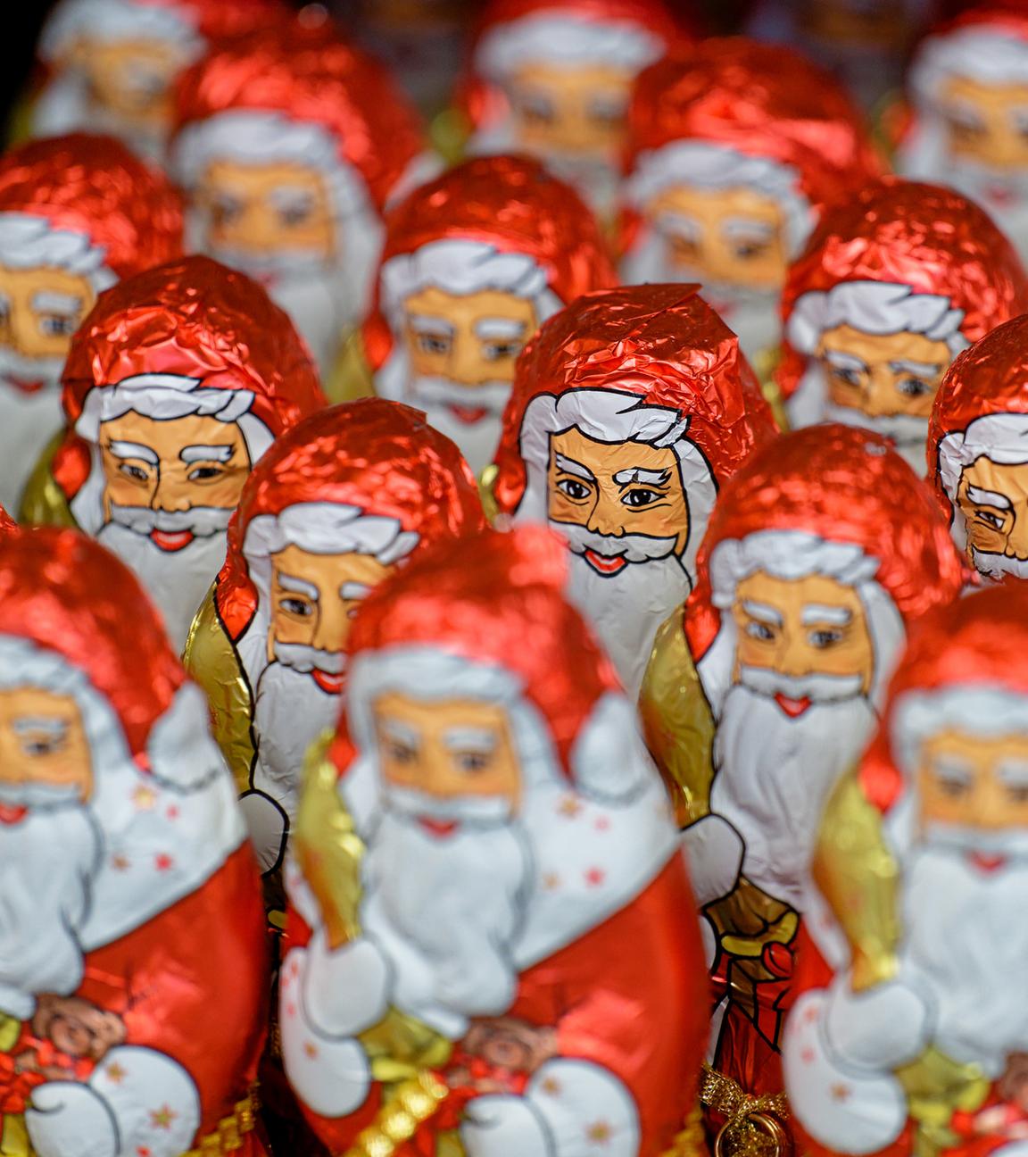 Schoko-WeihnachtsmännerSymbolbild: Weihnachtsmänner aus Schokolade stehen in einem Regal in einem Markt einer Supermarktkette. 