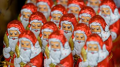 Schoko-WeihnachtsmännerSymbolbild: Weihnachtsmänner aus Schokolade stehen in einem Regal in einem Markt einer Supermarktkette. 