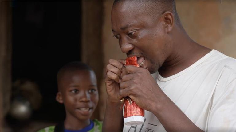 Kakaobauer Daouda Diakité aus der Elfenbeinküste probiert Schokolade.