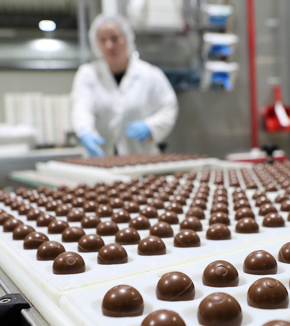 Blick auf Paletten mit gefüllten Schokoladenkugeln in der Wergona Schokoladen GmbH in Wernigerode