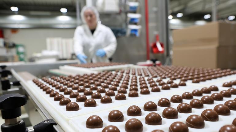 Blick auf Paletten mit gefüllten Schokoladenkugeln in der Wergona Schokoladen GmbH in Wernigerode