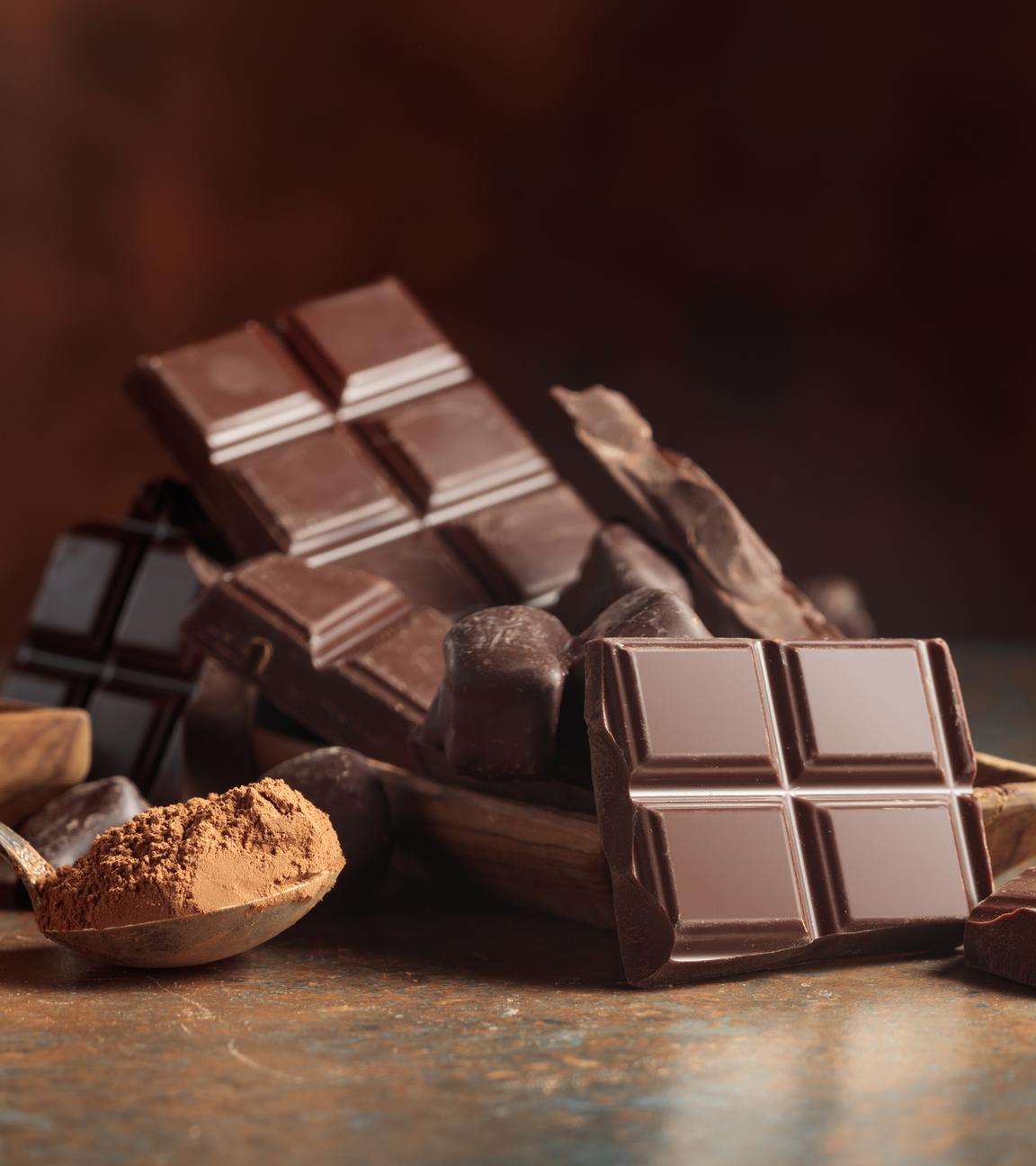 Bitter-Schokoladenstücke und Kakaopulver
