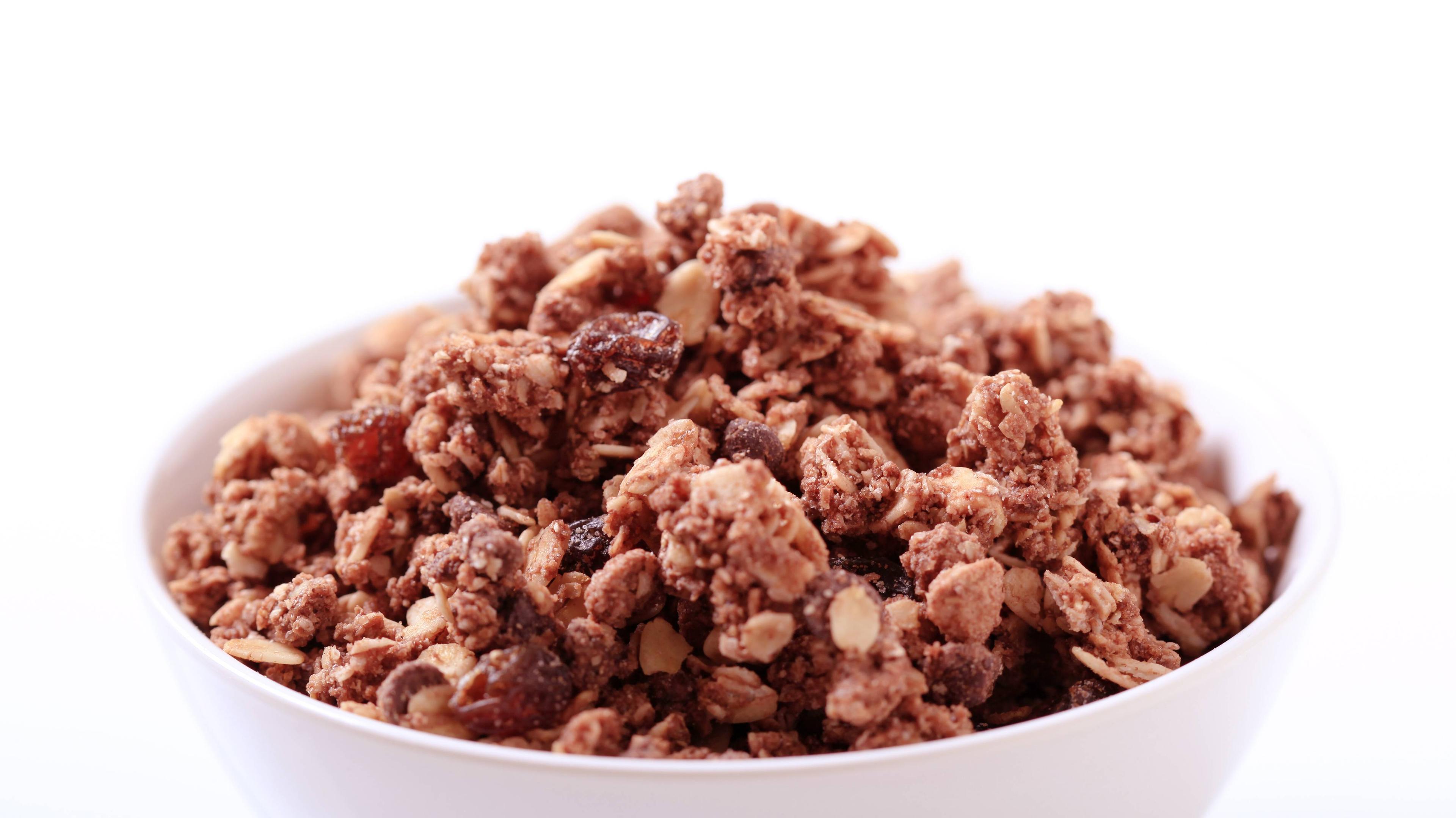 Eine Schüssel mit schokoladigem Granola