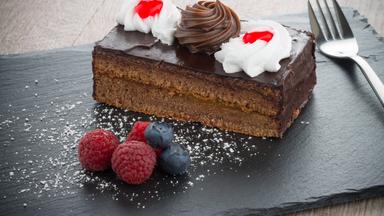 Schokotarte mit Beerensalat