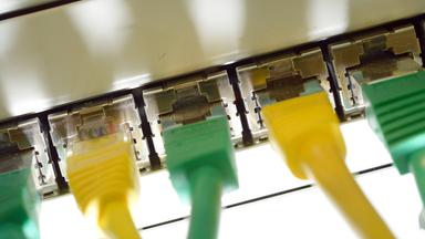 Computerkabel stecken in einem Server eines Bürorechners.