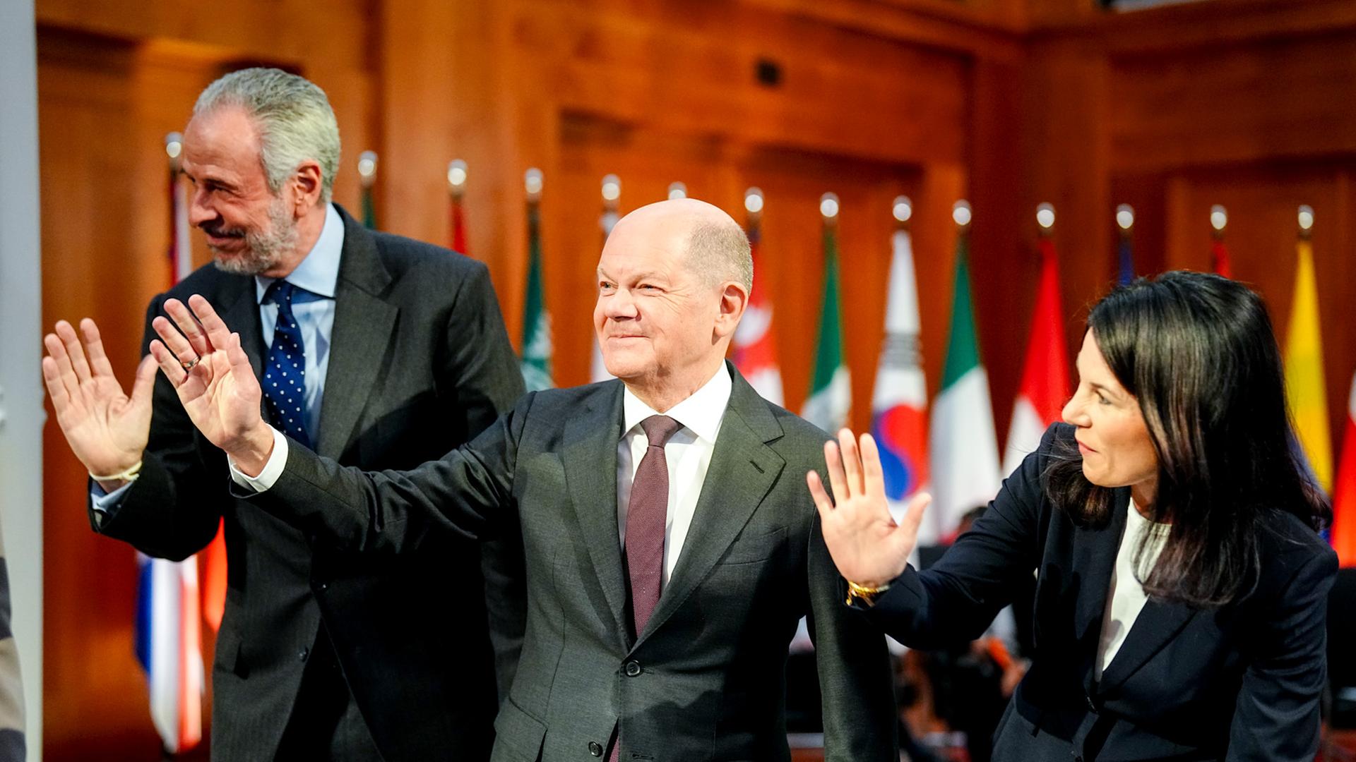Bundeskanzler Olaf Scholz, Bundesaußenministerin Annalena Baerbock und COP-Präsident André Corrêa do Lago beim Petersberger Klimadialog