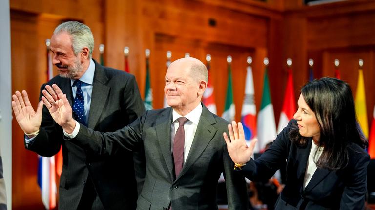 Bundeskanzler Olaf Scholz, Bundesaußenministerin Annalena Baerbock und COP-Präsident André Corrêa do Lago beim Petersberger Klimadialog