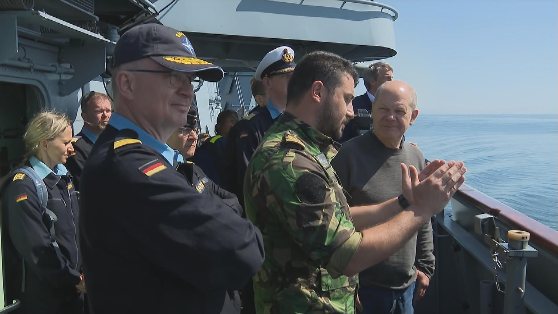 Olaf Scholz auf der Fregatte "Mecklenburg-Vorpommern" der Marine