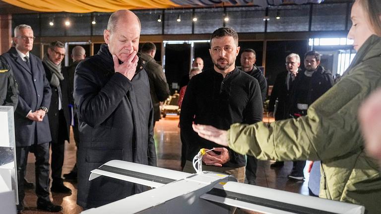 Der ukrainische Präsident Wolodymyr Selenskyj und Bundeskanzler Olaf Scholz sehen sich eine Präsentation von Drohnen an