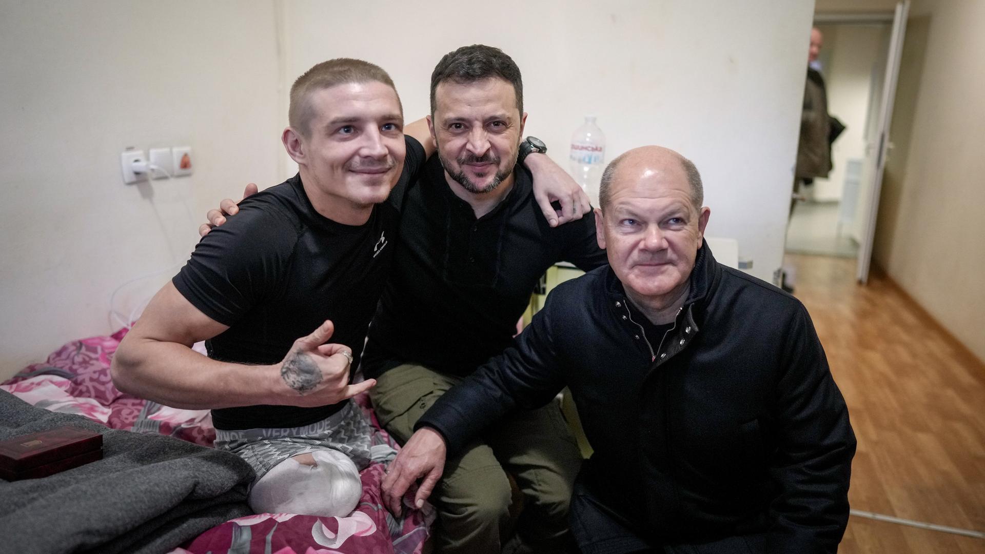 Bundeskanzler Olaf Scholz und der ukrainische Präsident Wolodymyr Selenskyj zu Besuch im staatlichen Krankenhaus in Kiew mit einem verwundeten Soldaten