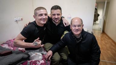 Bundeskanzler Olaf Scholz und der ukrainische Präsident Wolodymyr Selenskyj zu Besuch im staatlichen Krankenhaus in Kiew mit einem verwundeten Soldaten