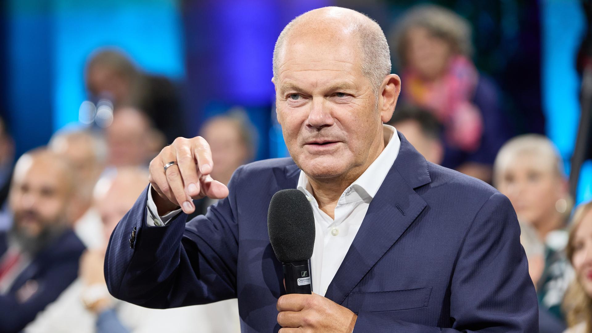 Bundeskanzler Olaf Scholz (SPD) spricht bei einem Kanzlergespräch mit Bürgerinnen und Bürgern in der Alten Werft in Bremen.