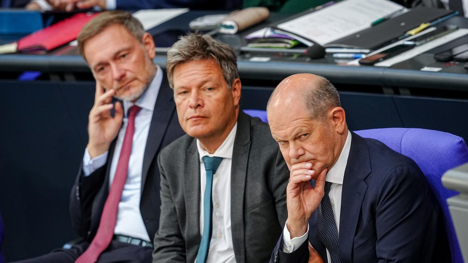 Berlin: Christian Lindner (l-r, FDP), Bundesminister der Finanzen, Robert Habeck (Bündnis 90/Die Grünen), Bundesminister für Wirtschaft und Klimaschutz, und Bundeskanzler Olaf Scholz (SPD) nehmen an der Sitzung des Bundestags mit der Regierungserklärung zur «aktuellen Sicherheitslage» teil