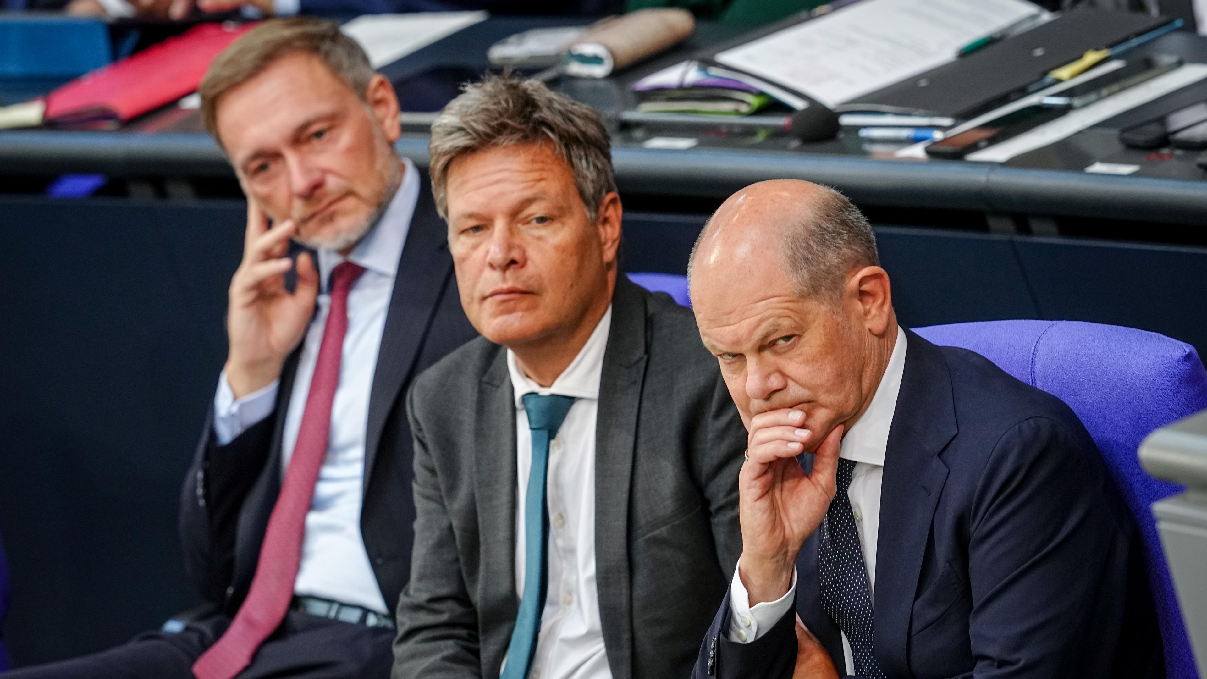 Berlin: Christian Lindner (l-r, FDP), Bundesminister der Finanzen, Robert Habeck (Bündnis 90/Die Grünen), Bundesminister für Wirtschaft und Klimaschutz, und Bundeskanzler Olaf Scholz (SPD) nehmen an der Sitzung des Bundestags mit der Regierungserklärung zur «aktuellen Sicherheitslage» teil