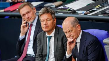 Berlin: Christian Lindner (l-r, FDP), Bundesminister der Finanzen, Robert Habeck (Bündnis 90/Die Grünen), Bundesminister für Wirtschaft und Klimaschutz, und Bundeskanzler Olaf Scholz (SPD) nehmen an der Sitzung des Bundestags mit der Regierungserklärung zur «aktuellen Sicherheitslage» teil
