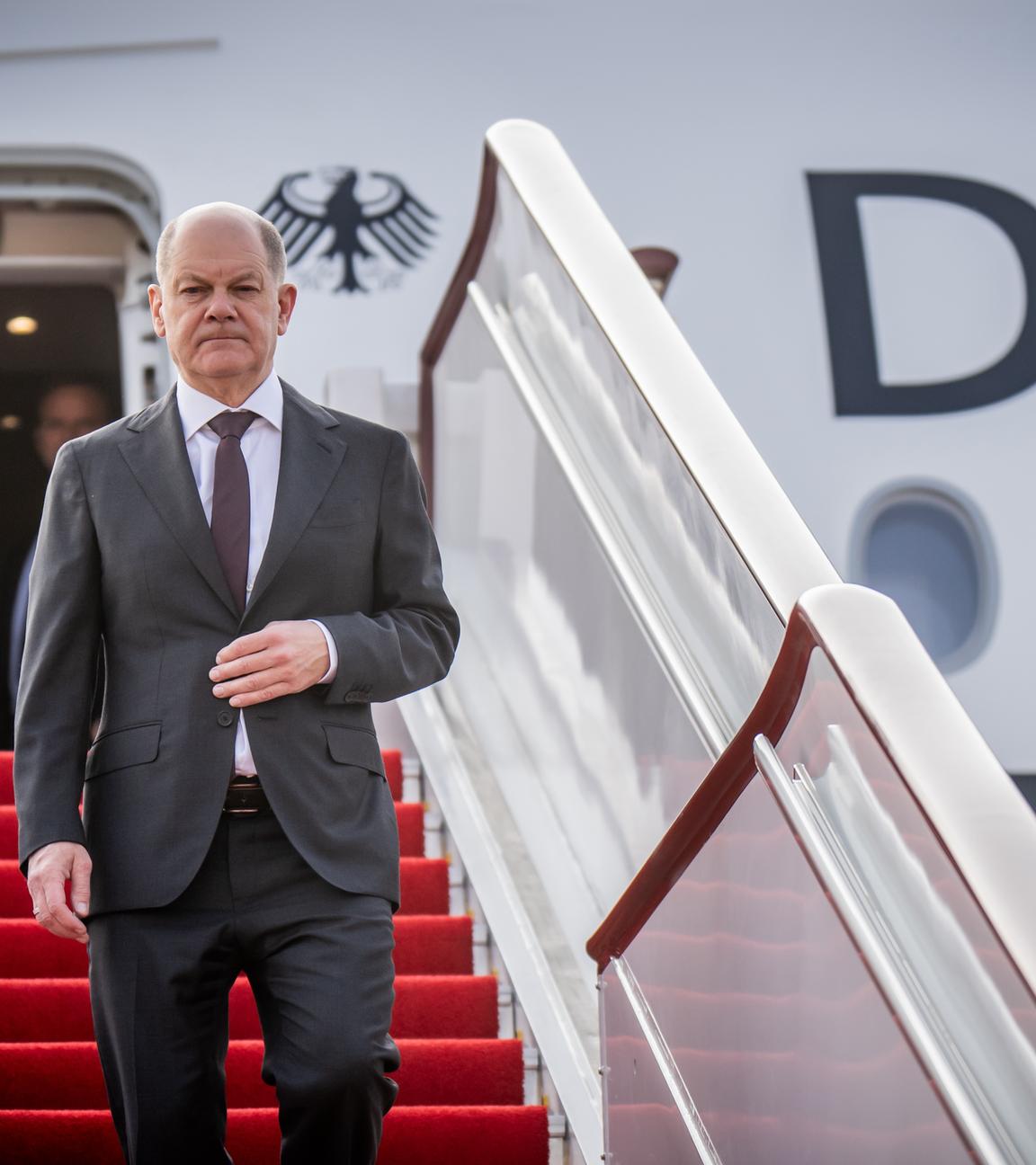 Olaf Scholz steigt aus dem Flugzeug.
