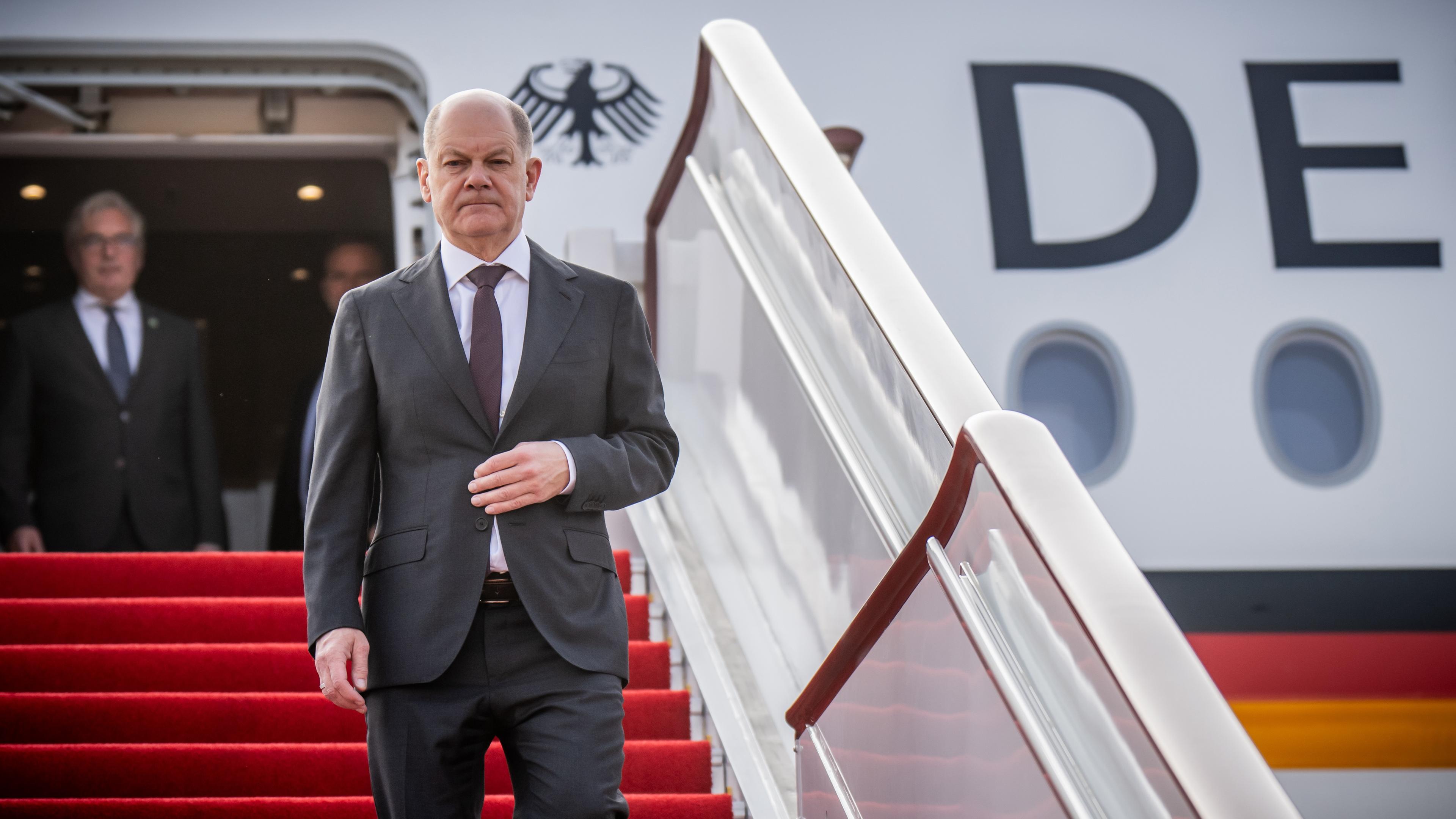 Olaf Scholz steigt aus dem Flugzeug.