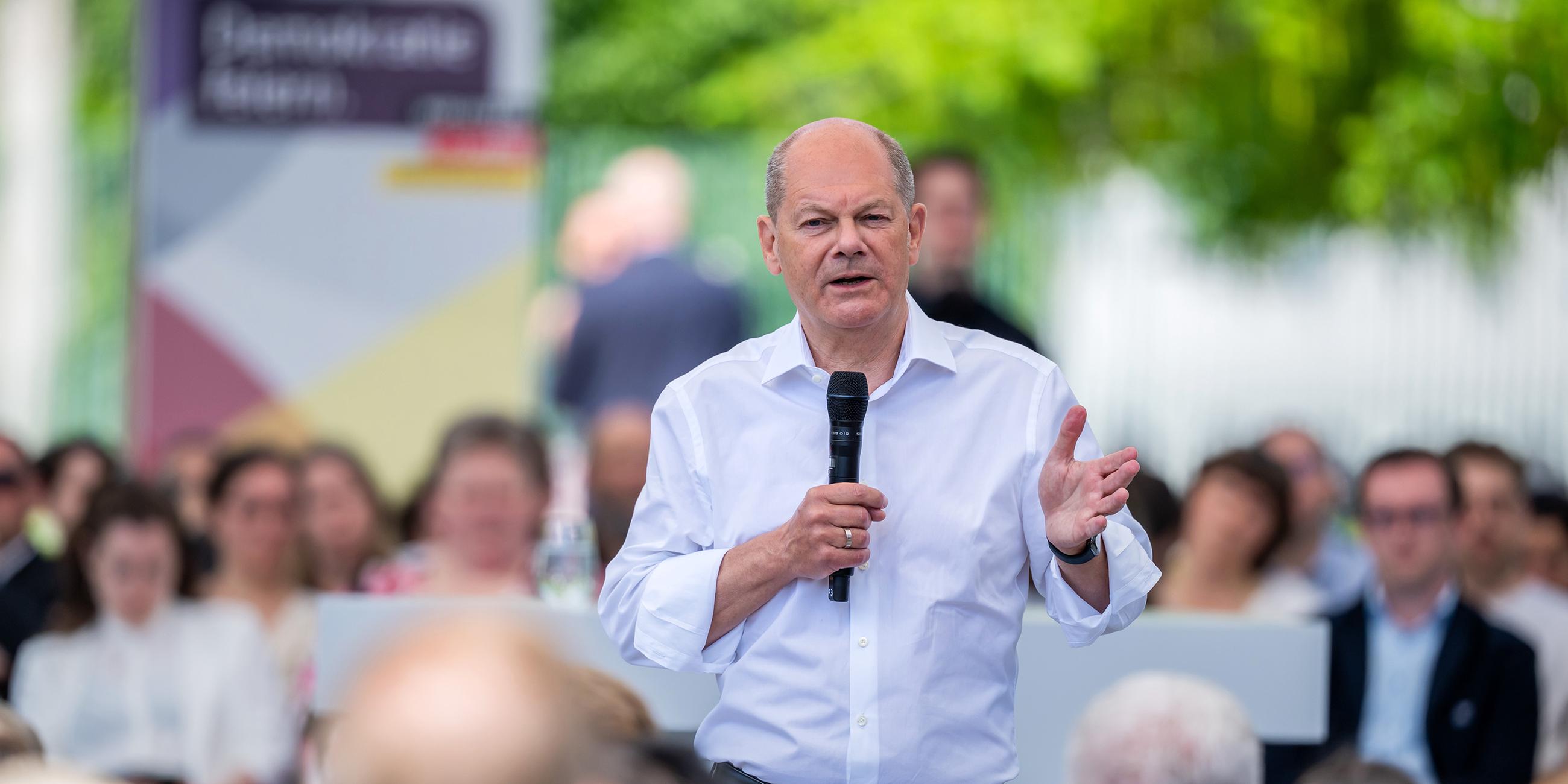 Bundeskanzler Olaf Scholz spricht am Demokratiefest