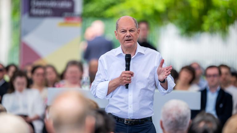 Bundeskanzler Olaf Scholz spricht am Demokratiefest