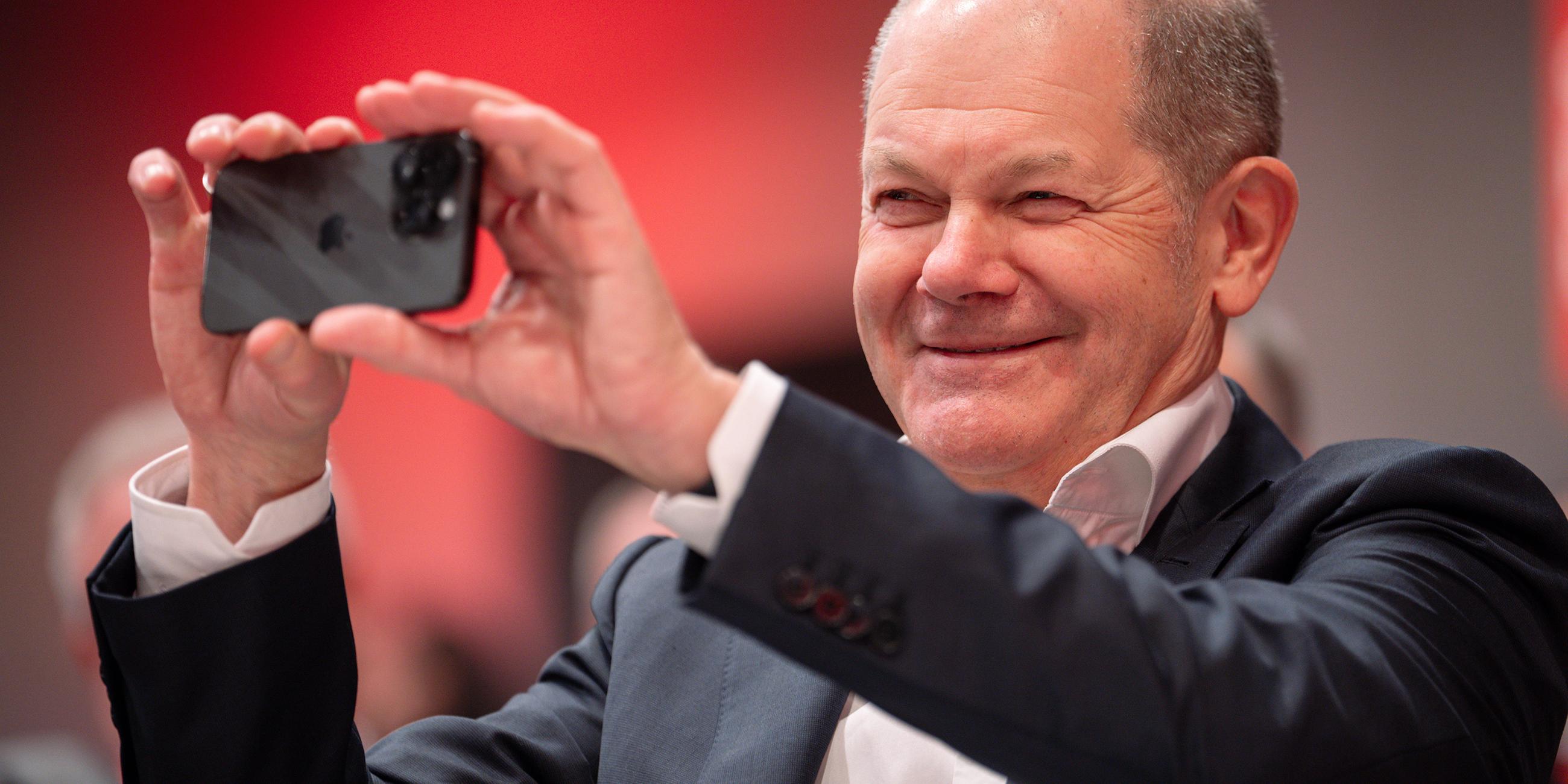 Olaf Scholz filmt mit Handy