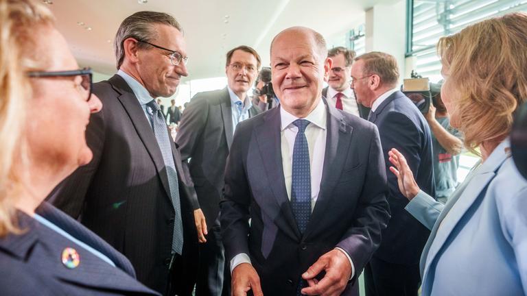 Berlin: Bundeskanzler Olaf Scholz (SPD), kommt zu Beginn der letzten regulären Kabinettssitzung 