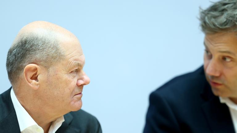 Bundeskanzler Olaf Scholz und SPD-Chef Lars Klingbeil bei einer Vorstandssitzung in Berlin.