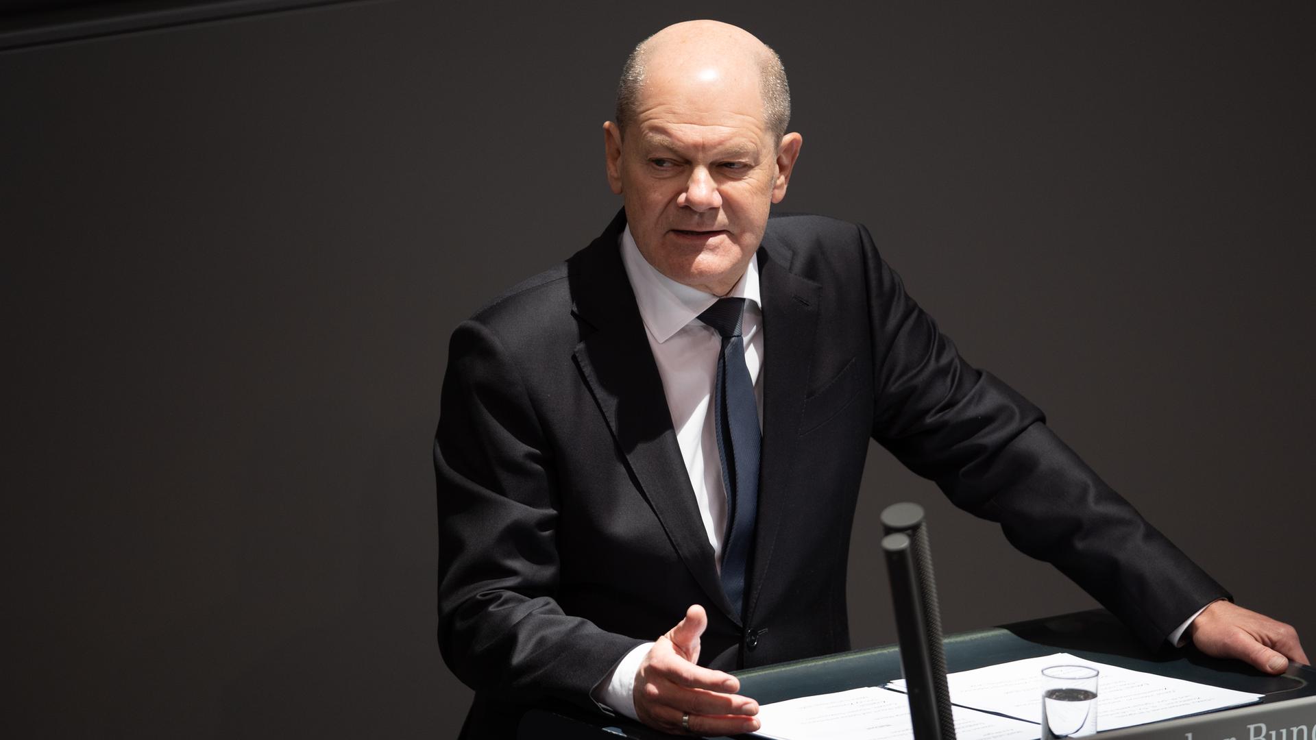 Bundeskanzler Olaf Scholz gibt im Bundestag eine Regierungserklärung ab.
