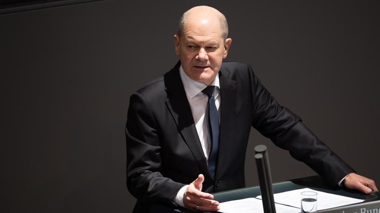 Bundeskanzler Olaf Scholz gibt im Bundestag eine Regierungserklärung ab.
