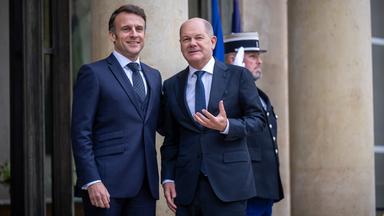 Kanzler Olaf Scholz (r.) mit Emmanuel Macron vor dem Elysee-Palast in Paris