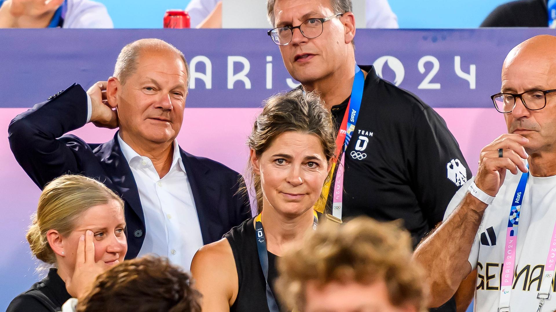 Olympische Sommerspiele Paris 2024, Hockey-Finale Deutschland - Niederlande am 8. August: Bundeskanzler Olaf Scholz neben DOSB-Chef Thomas Weikert auf der Tribüne
