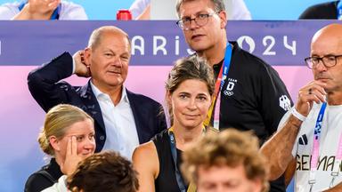 Olympische Sommerspiele Paris 2024, Hockey-Finale Deutschland - Niederlande am 8. August: Bundeskanzler Olaf Scholz neben DOSB-Chef Thomas Weikert auf der Tribüne