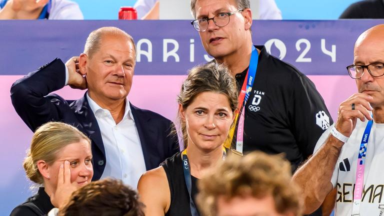 Olympische Sommerspiele Paris 2024, Hockey-Finale Deutschland - Niederlande am 8. August: Bundeskanzler Olaf Scholz neben DOSB-Chef Thomas Weikert auf der Tribüne