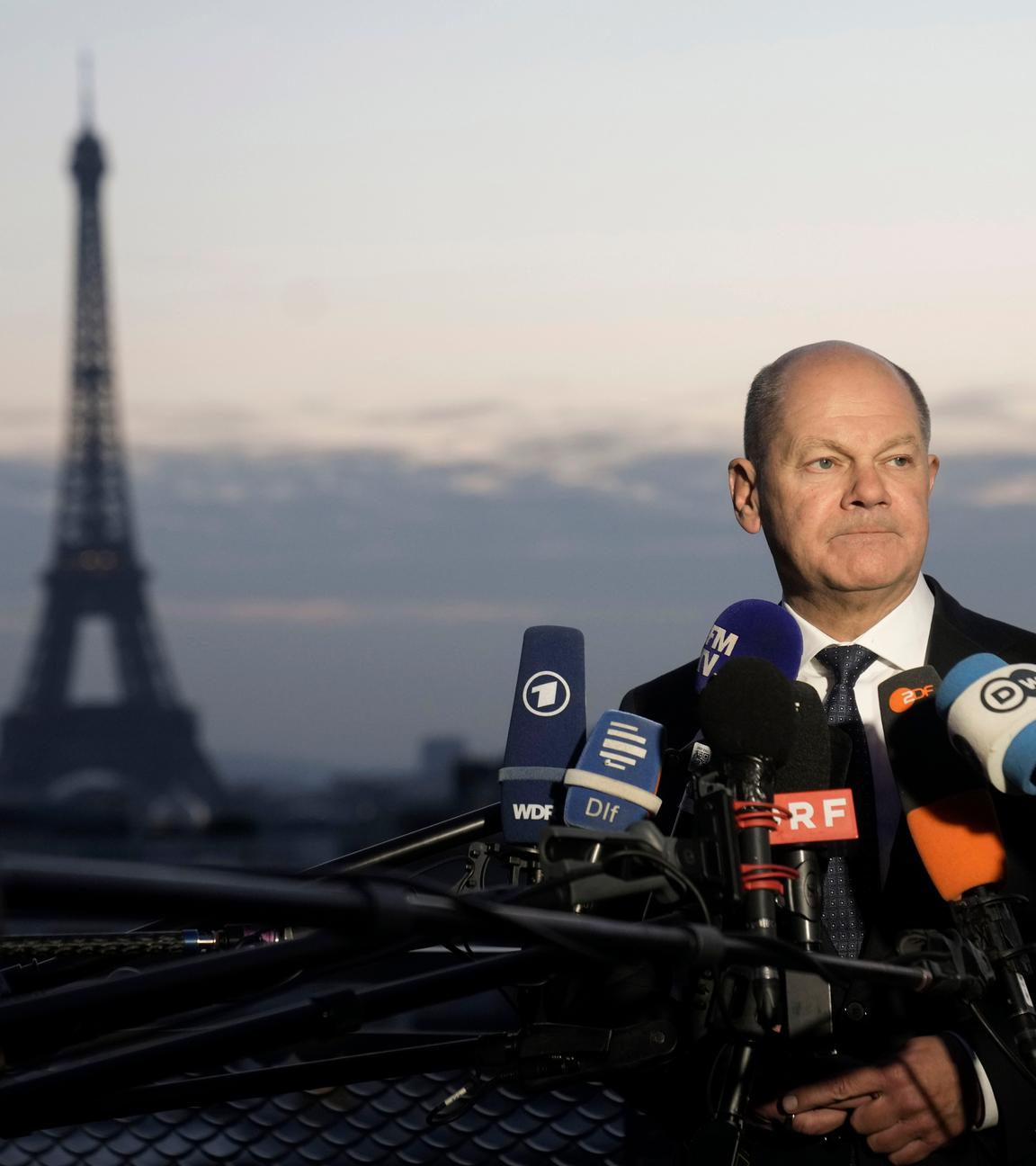 Bundeskanzler Olaf Scholz spricht in der deutschen Botschaft mit Medienvertretern.