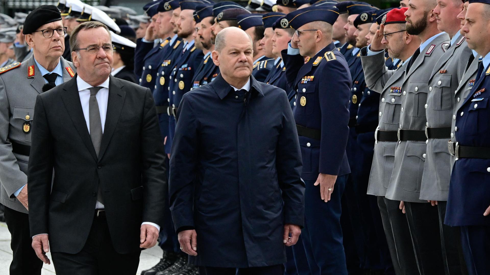 Boris Pistorius und Olaf Scholz beim Abschlussappell zur Würdigung der Mali-Einsätze der Bundeswehr