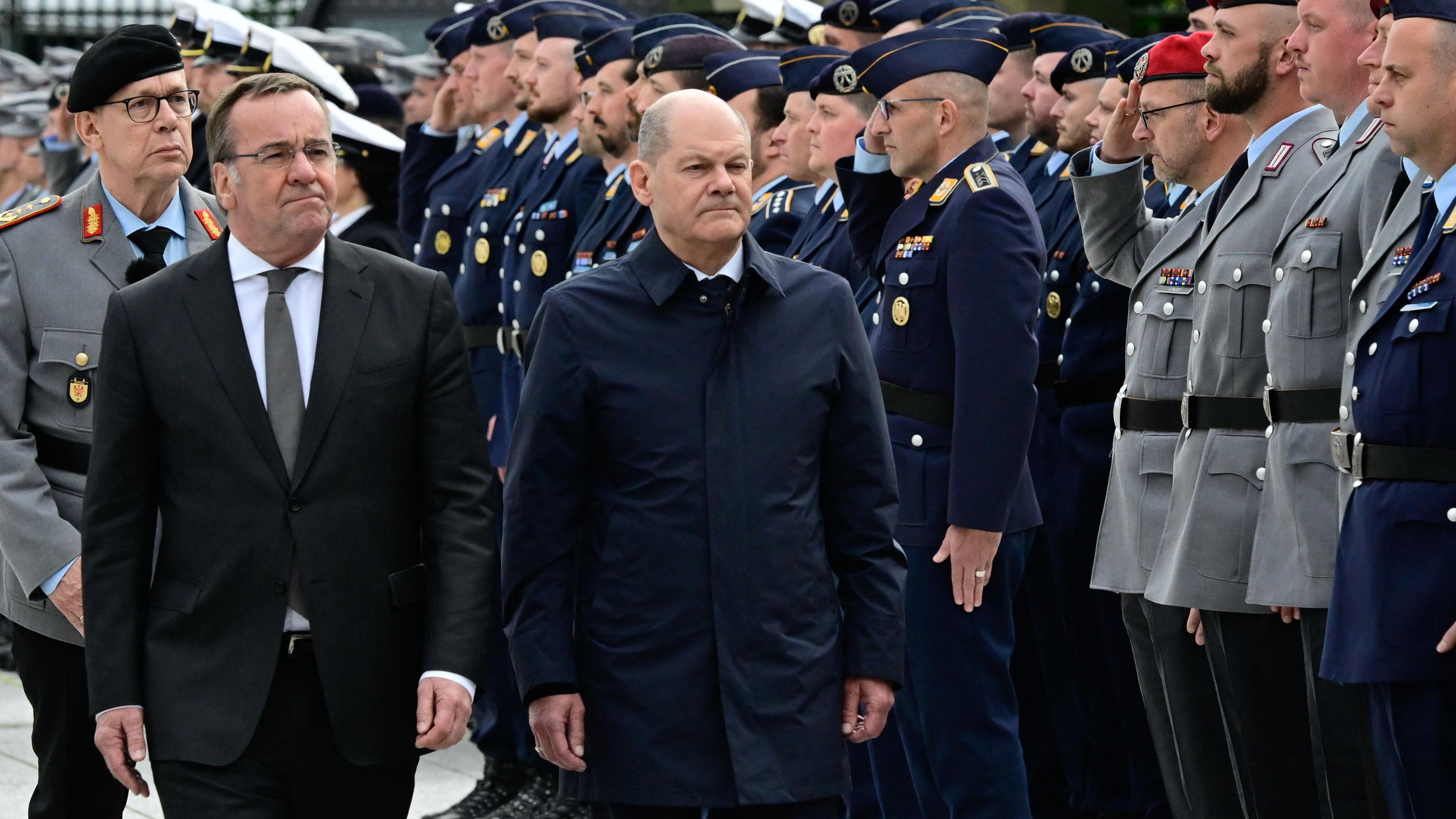 Boris Pistorius und Olaf Scholz beim Abschlussappell zur Würdigung der Mali-Einsätze der Bundeswehr
